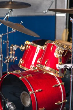 studio içindeki kırmızı drum kit