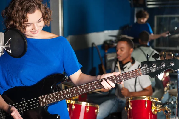 Mujer tocando la guitarra en estudio de grabación — Foto de Stock