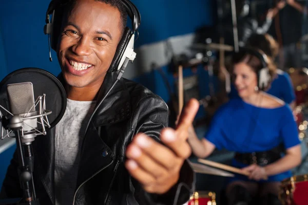 Joven cantando en el estudio — Foto de Stock