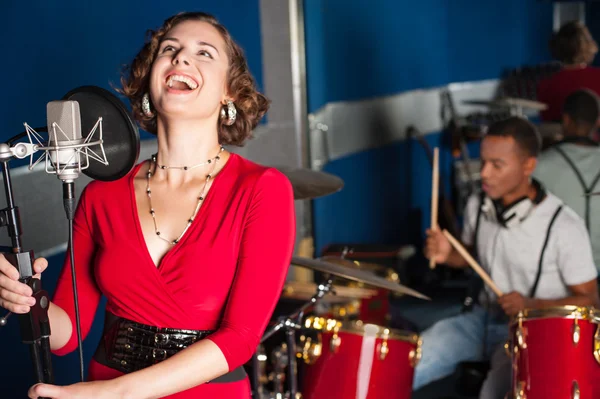 Encantadora cantante grabando su nueva canción — Foto de Stock