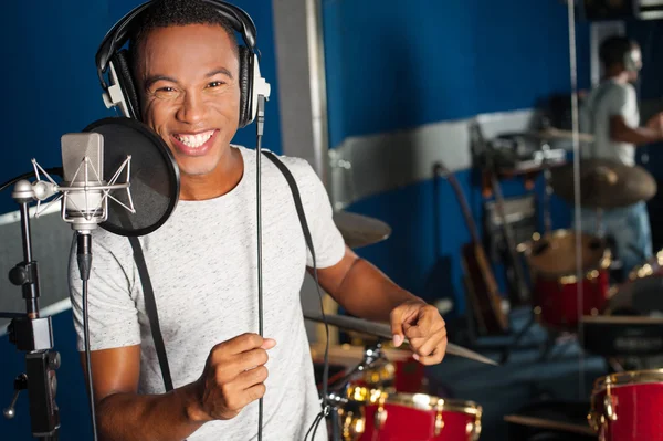 Sänger nimmt seinen neuen Song im Studio auf — Stockfoto