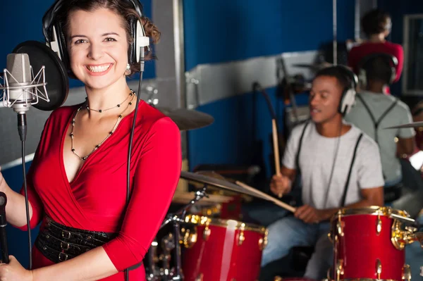 Cantante femenina grabando una canción en estudio — Foto de Stock