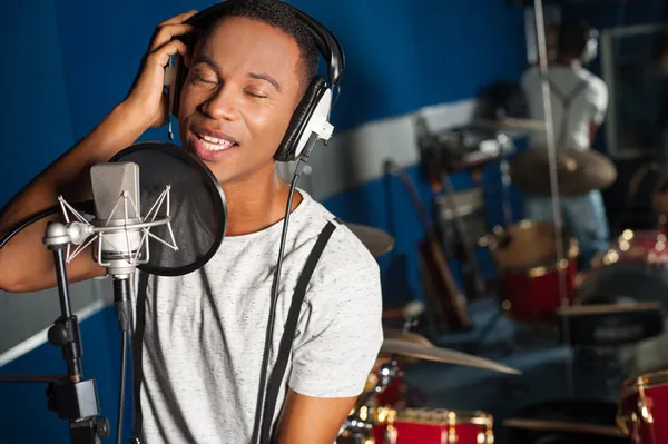 Cantante grabando una pista en el estudio — Foto de Stock