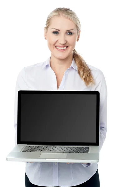 Saleswoman presenting brand new laptop — Stock Photo, Image