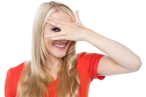 Porträt einer jungen Frau, die ihr Gesicht versteckt — Stockfoto