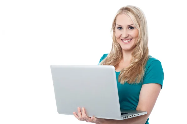 Beautiful young woman working on laptop — Stock Photo, Image