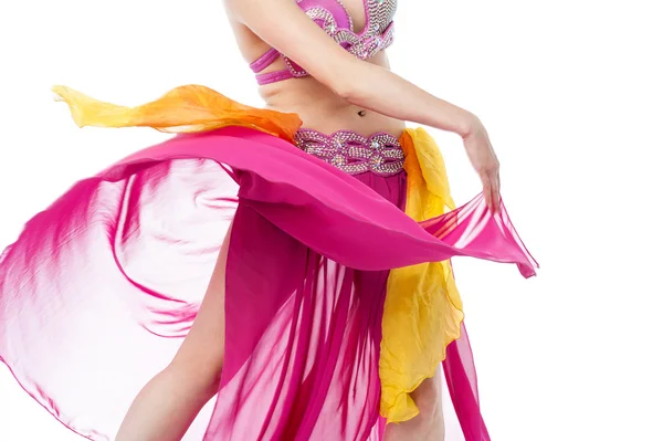 Imagen recortada de la joven bailarina del vientre — Foto de Stock