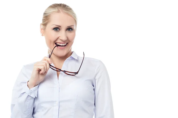 Verschmitzt lächelnde junge Unternehmensfrau — Stockfoto