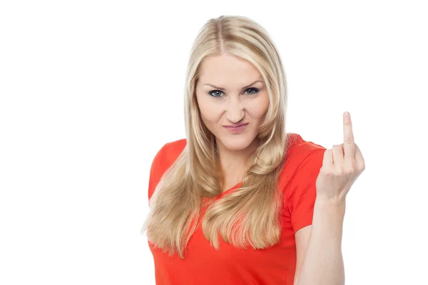 Mujer enojada mostrando el dedo medio — Foto de Stock