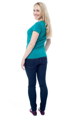 geri dönüş çekici gülümseyen kadın