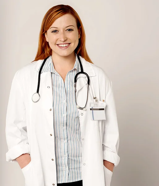 Vonzó fiatal női orvos — Stock Fotó