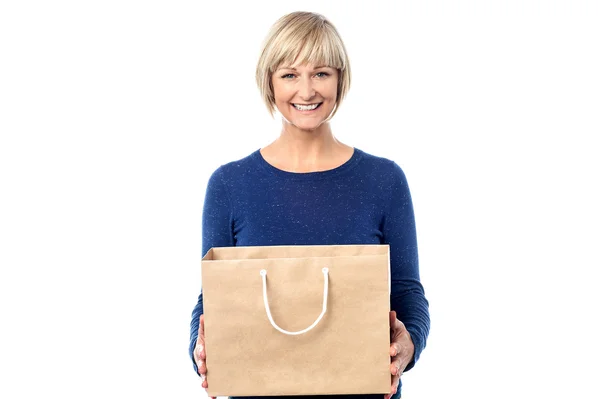 Mujer bonita sosteniendo la bolsa de compras — Foto de Stock