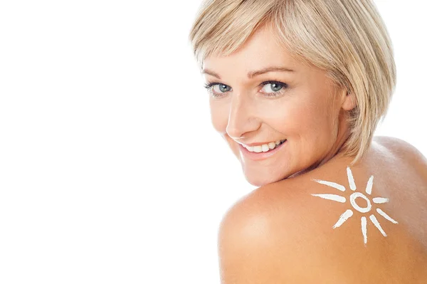 Lady with sun tan lotion on her back — Stock Photo, Image