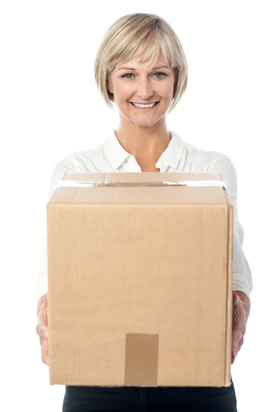 Mulher segurando caixa de papelão — Fotografia de Stock
