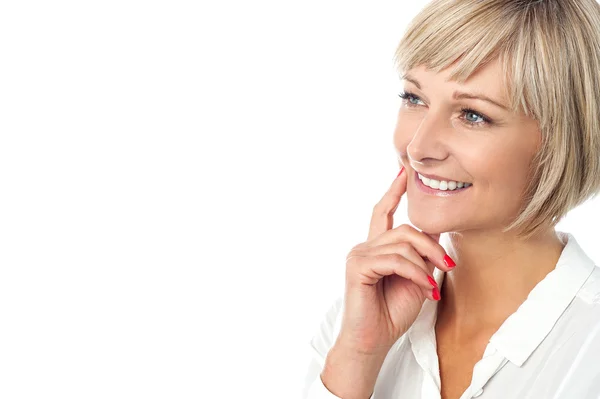 Mujer sonriente imaginando algo — Foto de Stock