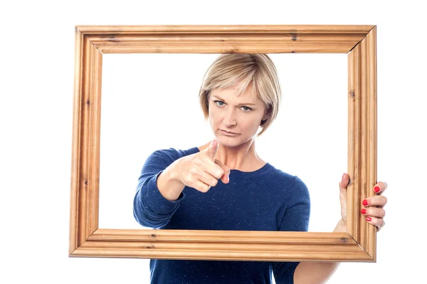 Angry lady holding the wooden frame — Stock Photo, Image