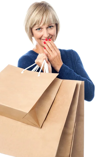 Modieuze dame met shopping tassen — Stockfoto