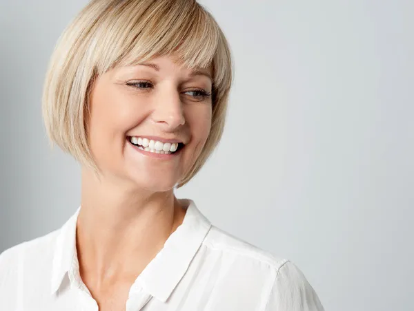 Retrato de una dama sonriente — Foto de Stock