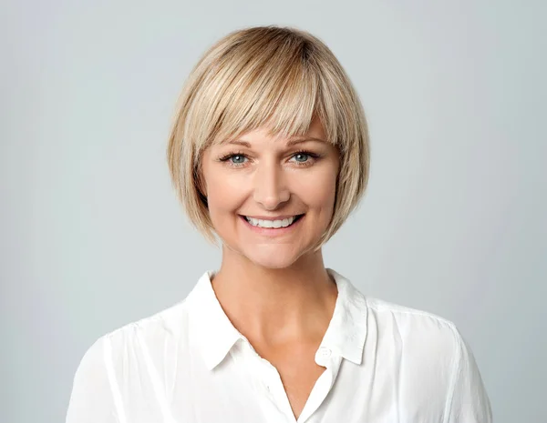 Sonriente señora de mediana edad, filmado en estudio . — Foto de Stock