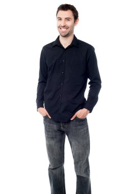 Beyaz gülümseyen genç adam