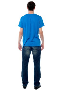 duvara karşı karşıya sıradan genç adam