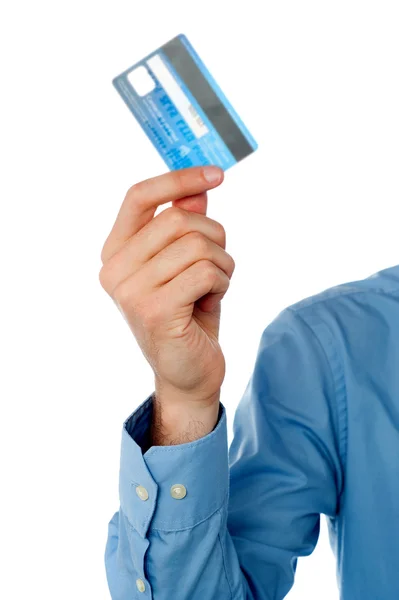 Facet wyświetlone karty kredytowej, przycięty obraz. — Zdjęcie stockowe