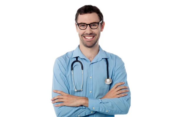 Confiado joven sonriente médico varón — Foto de Stock
