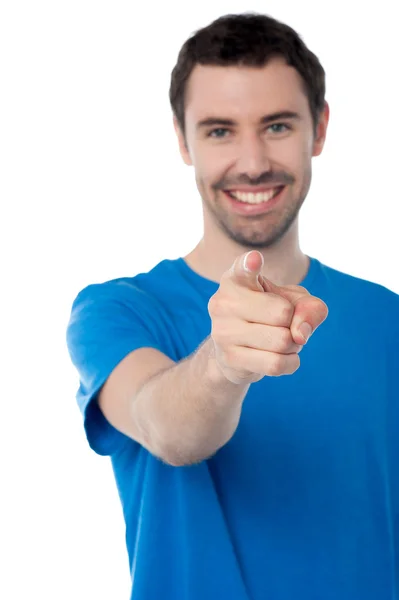 Jovem sorrindo cara apontando você para fora — Fotografia de Stock