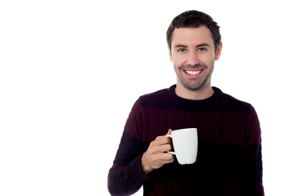 Sorrindo cara gostando de café refrescante — Fotografia de Stock