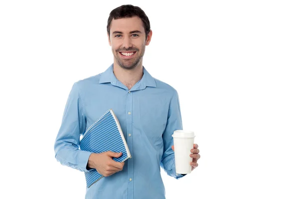 Muž držení notebooku a nápoje — Stock fotografie