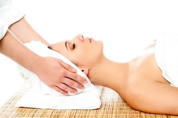 Beautiful young woman getting head massage — Stock Photo, Image