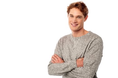 Beyaz arka plan üzerinde izole genç adam