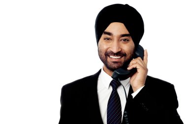 Genç profesyonel yanıtlayan telefon görüşmesi