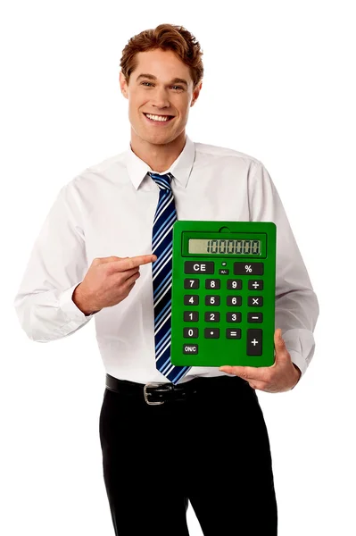 Hombre corporativo mostrando gran calculadora verde — Foto de Stock