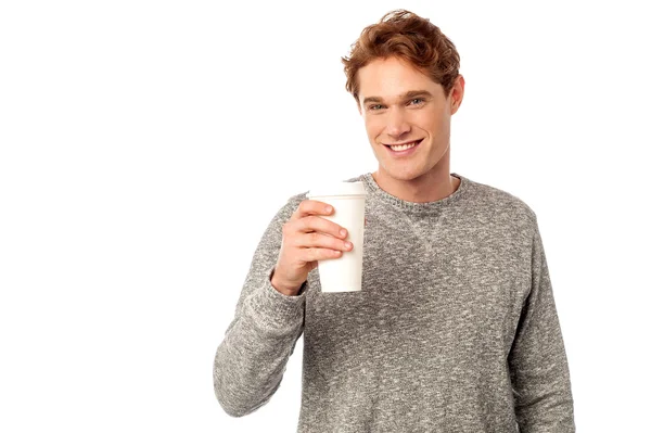 차가운 음료를 들고 웃는 남자 — 스톡 사진