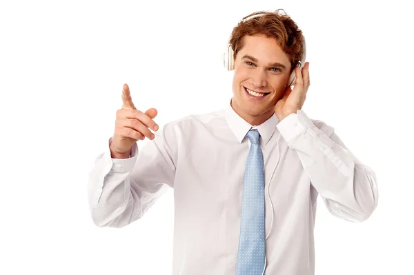 Tipo disfrutando de la música aislado sobre blanco — Foto de Stock