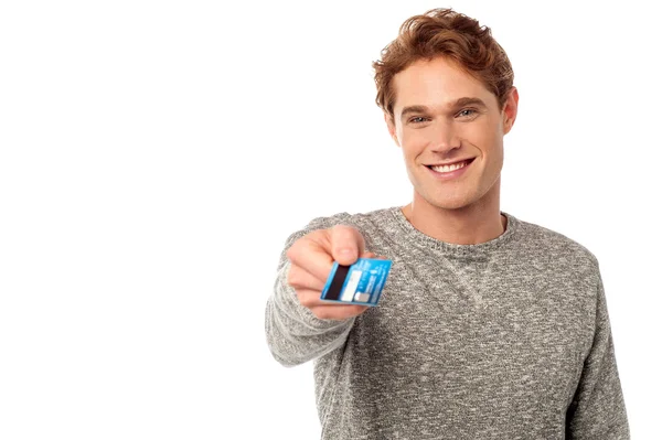 Man met zijn credit card — Stockfoto