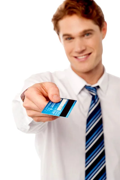 Hombre corporativo que le ofrece tarjeta de crédito — Foto de Stock