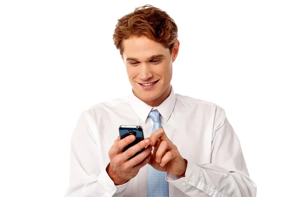 Homme d'affaires utilisant le téléphone mobile — Photo