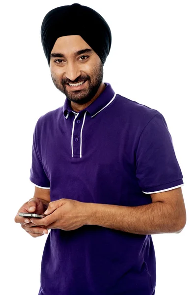 Cool young man using mobile phone — Stock Photo, Image
