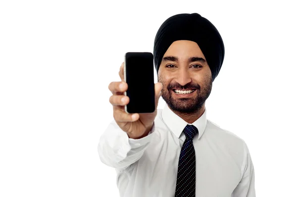 新しく発売された携帯電話を表示するセールスマン — ストック写真