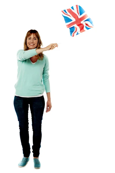 Senhora apoiante do Reino Unido acenando bandeira nacional — Fotografia de Stock
