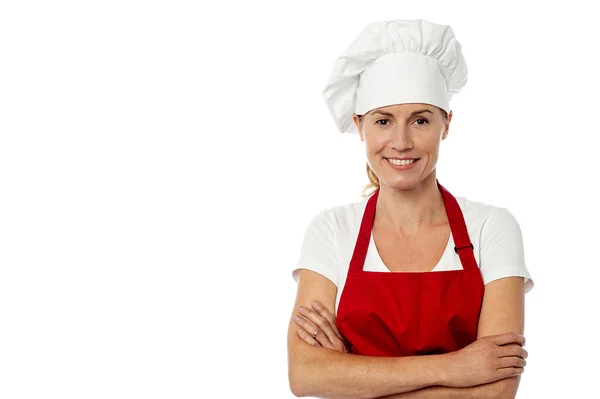 Chef feminino de pé com os braços cruzados — Fotografia de Stock