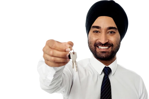 Lächelnder Geschäftsmann mit Schlüssel — Stockfoto