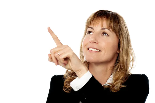 Mulher de negócios apontando para algo — Fotografia de Stock