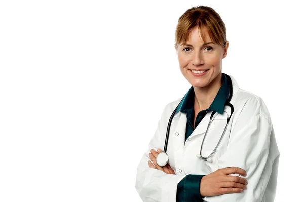 Médico experiente senhora isolado sobre branco — Fotografia de Stock