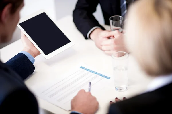 Parceiros de negócios discutindo documentos — Fotografia de Stock