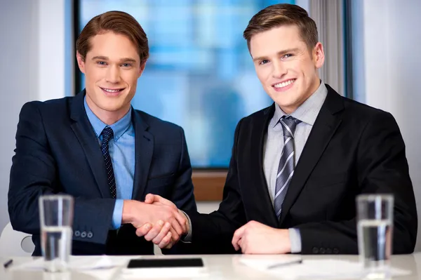 Corporate guys shaking hands — Stock Photo, Image