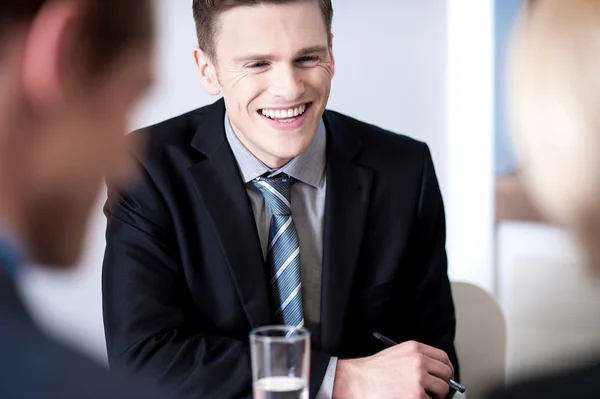 Vrolijke zakenman lachen in vergadering — Stockfoto