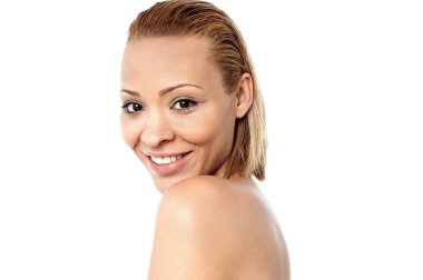 güzel genç kadın gülümsüyor